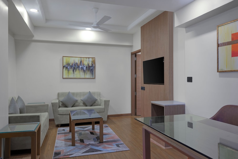 Executive Suite, 1 King Bed, Non Smoking (Living Room) - Photo 1