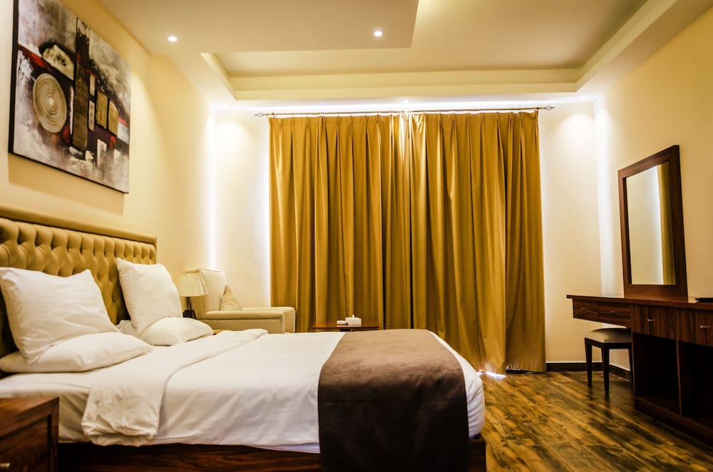 Executive Studio, 1 King Bed, Pool View photo 3