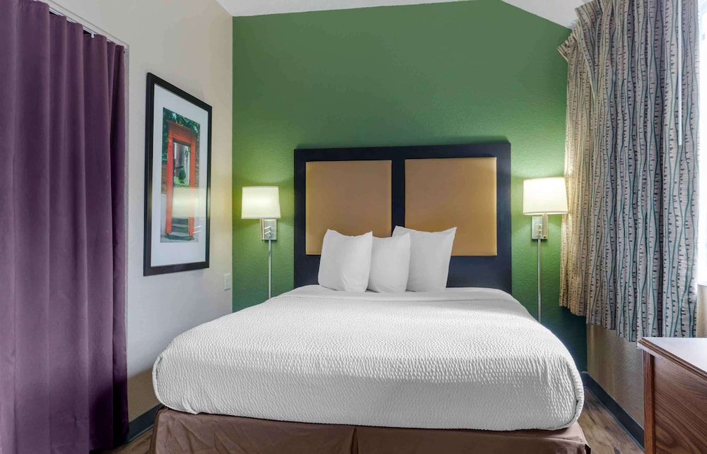 Deluxe Studio, 1 Queen Bed with Sofa bed, Accessible, Non Smoking - Photo 1