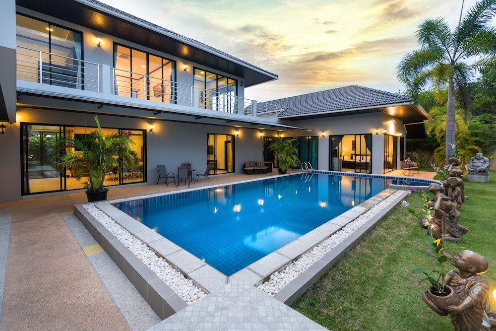 4-Bedroom Luxury Pool Villa photo 2