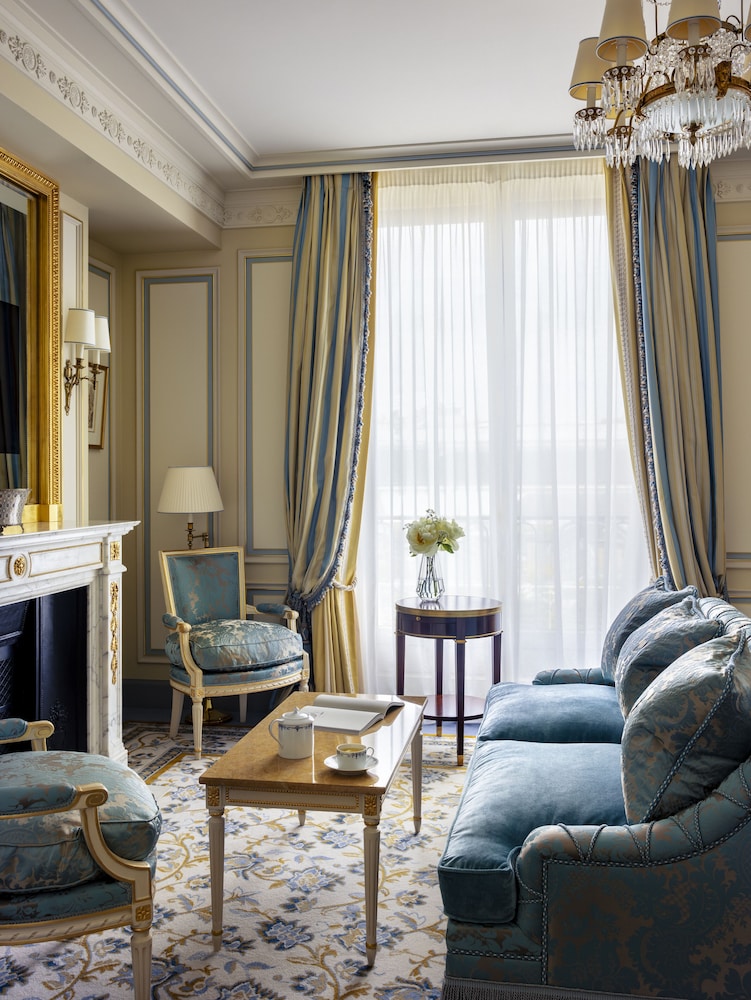 Deluxe Junior Suite photo 3