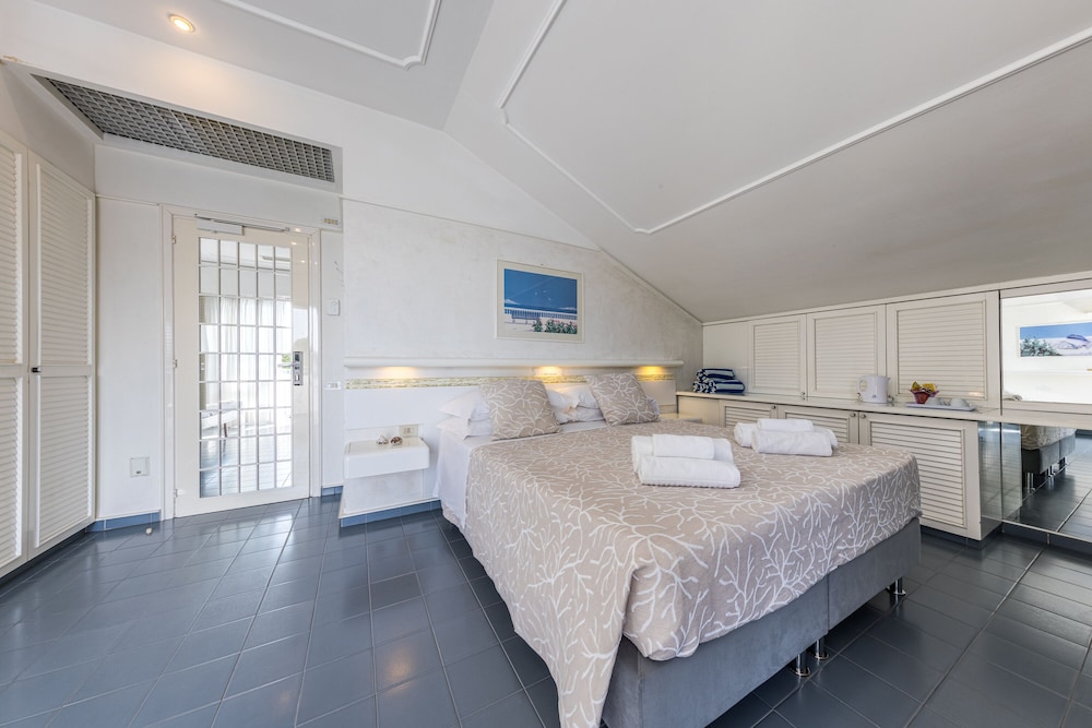 Standard Double or Twin Room - Photo 18