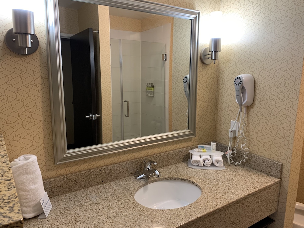 Standard Room, 2 Queen Beds, Accessible (Roll-In Shower) - Photo 7