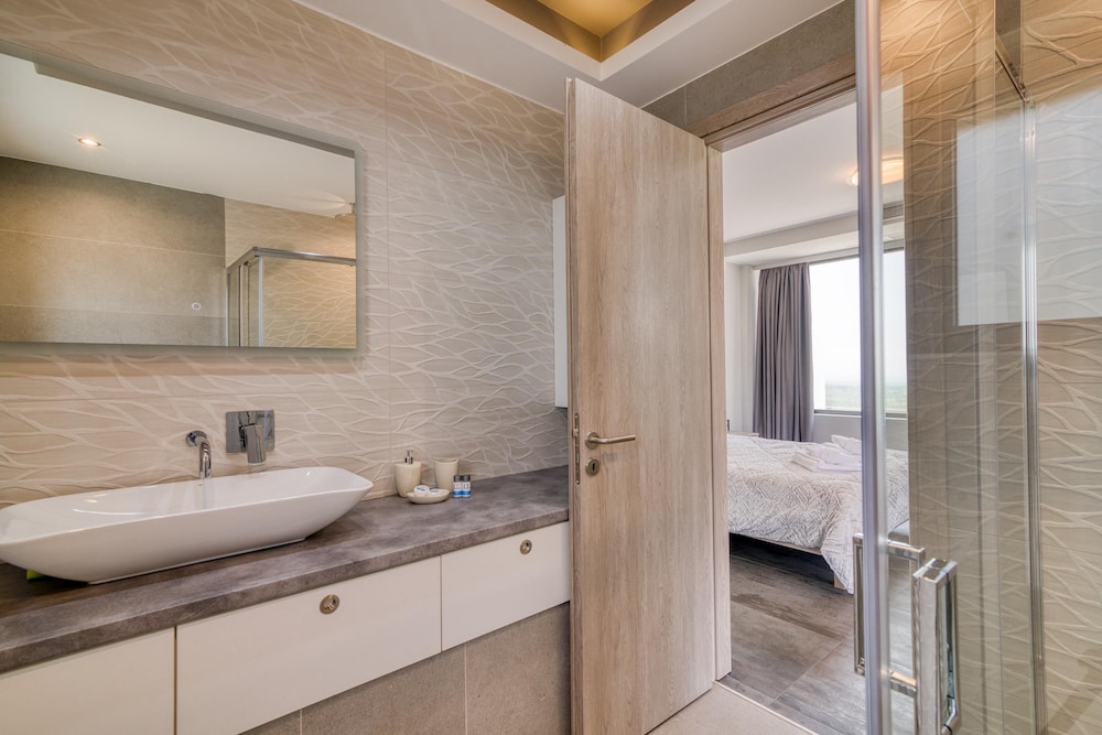 Family House, Multiple Bedrooms, 2 Bathrooms (Serenity Suites Sea View 4) photo 2