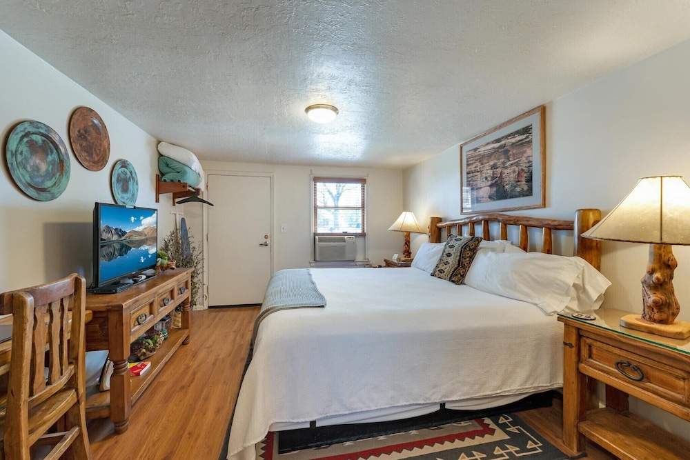 Standard Room, 1 King Bed photo 2