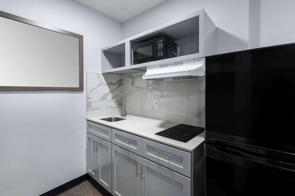 Standard Room, 1 King Bed, Smoking, Kitchenette