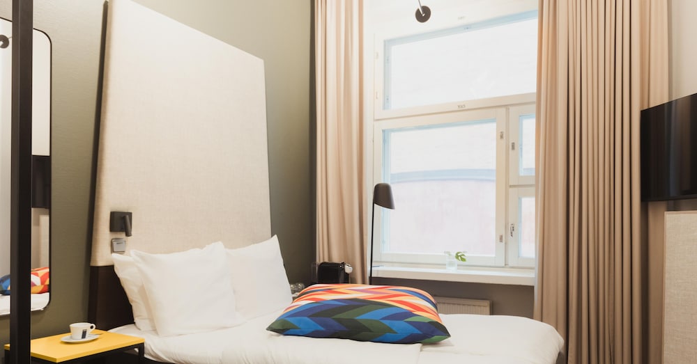 Mini (One Single Bed)