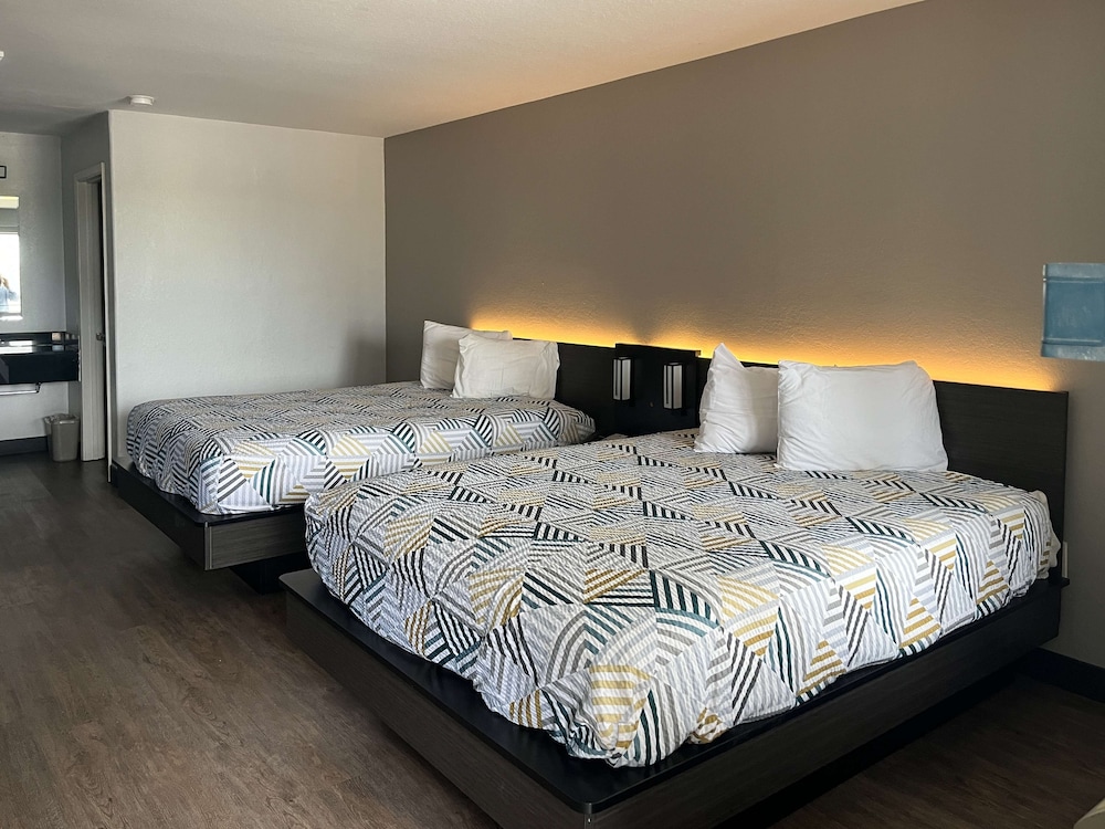 Standard Room, 2 Queen Beds, Non Smoking photo 3