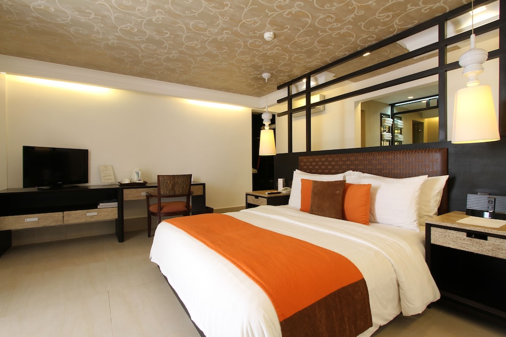 Premier Room, 1 King Bed photo 3