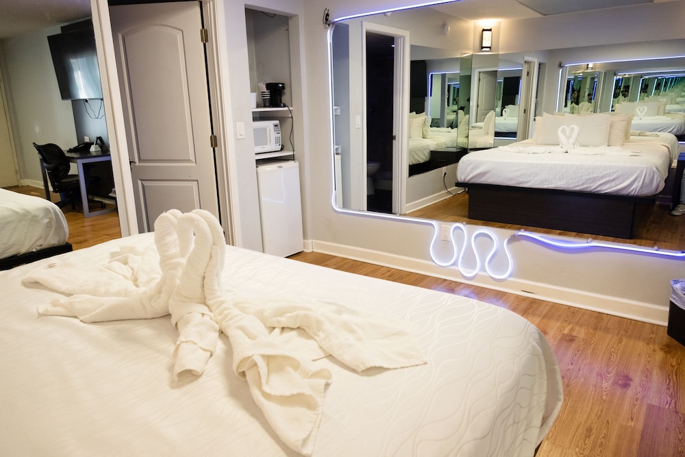 Romantic Room, 1 King Bed - Photo 5