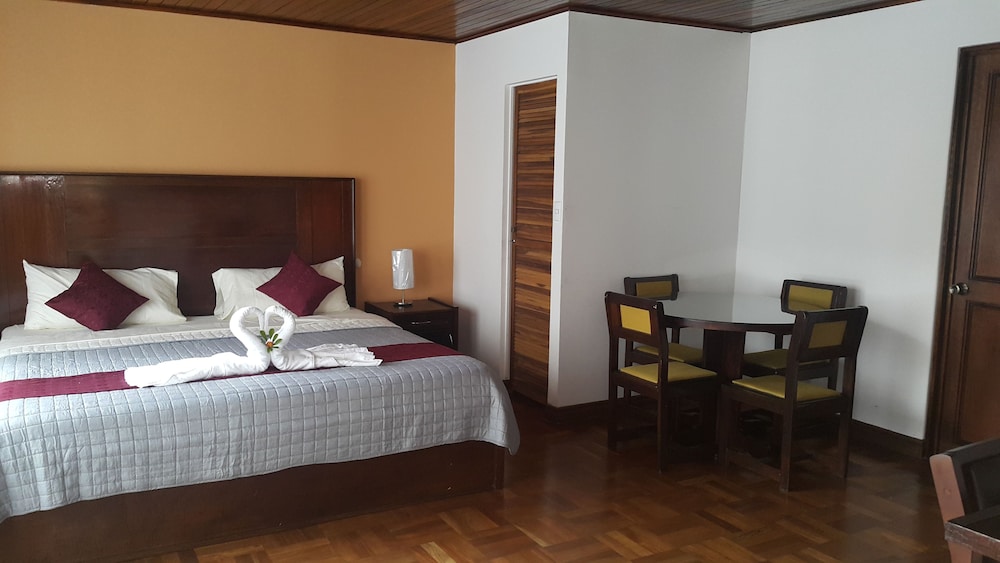 Exclusive Suite, 1 King Bed, Poolside