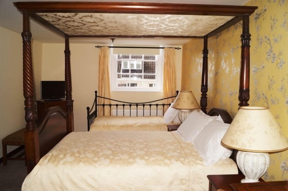 Standard Double Room (Four Poster) photo 1