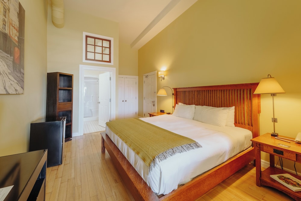 Deluxe Room, 1 King Bed with Sofa bed photo 1