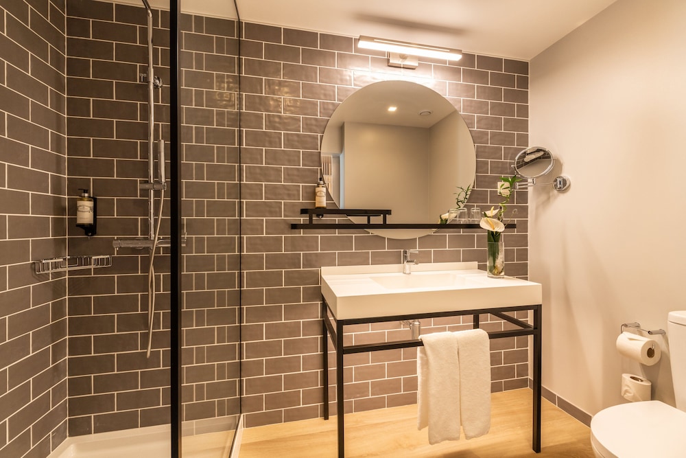 Superior Double or Twin Room, City View - Photo 8