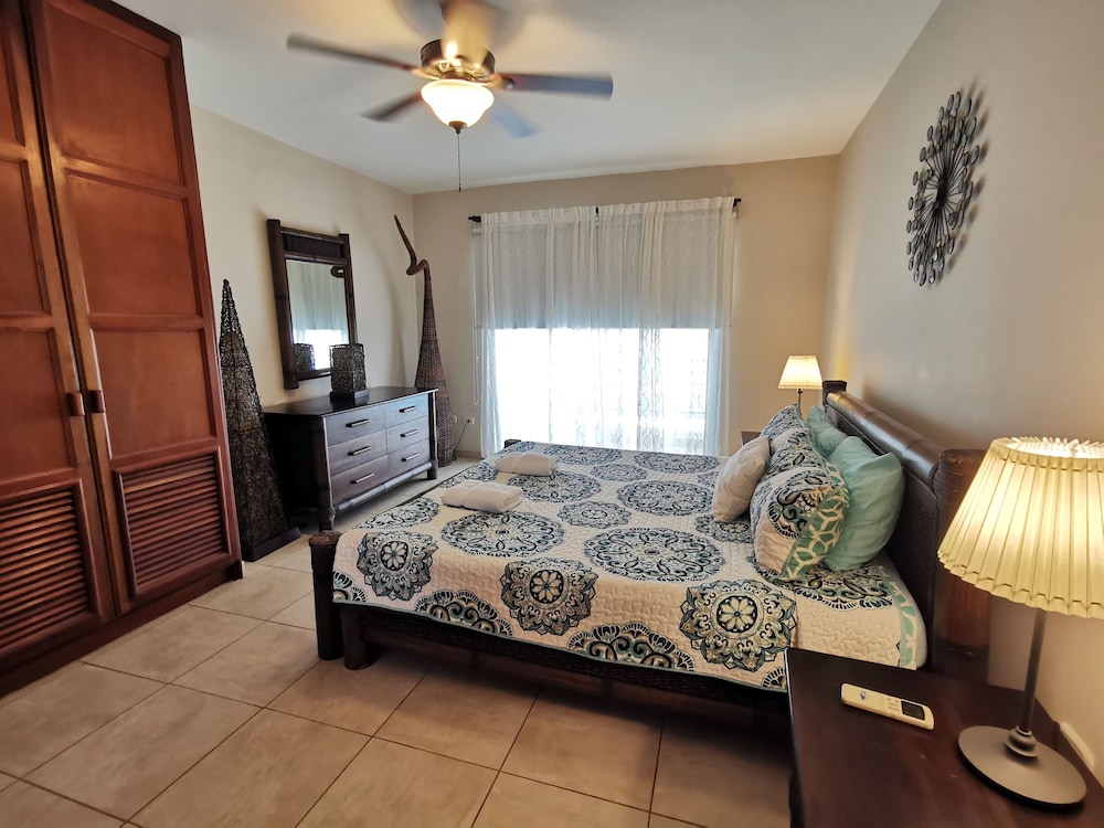 Royal Condo, 2 Bedrooms, Pool View, Poolside photo 3