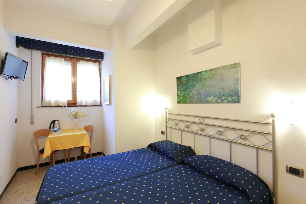 Basic Double Room, 1 Queen Bed photo 3