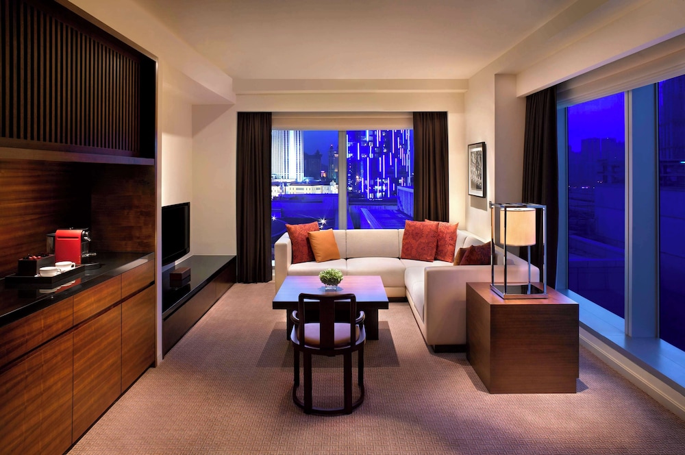 Grand Deluxe Fountain View Suite King - Photo 3