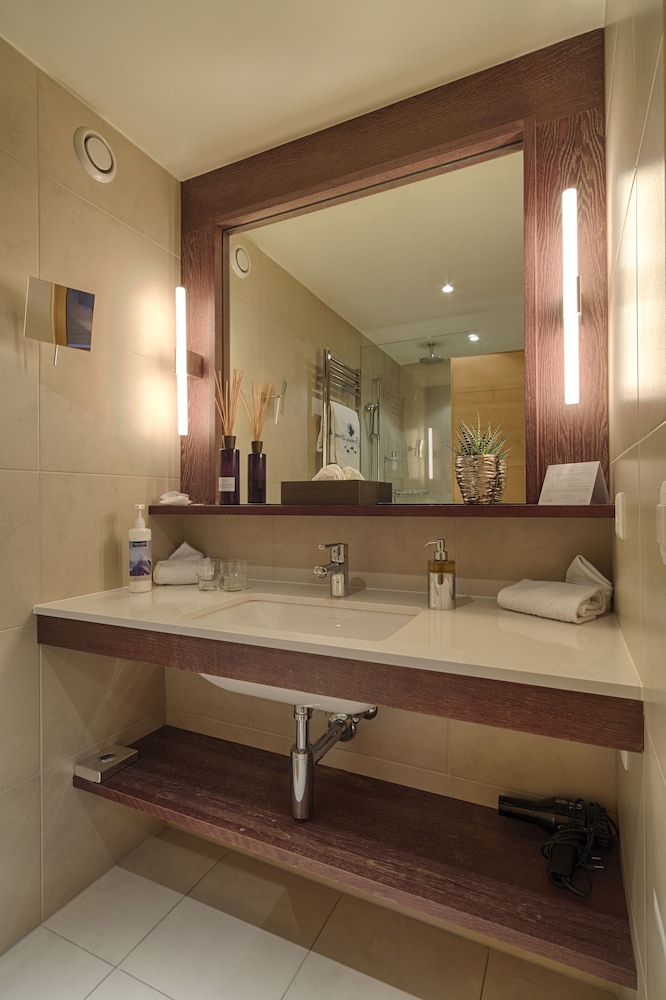 Economy Double Room thumbnail 5