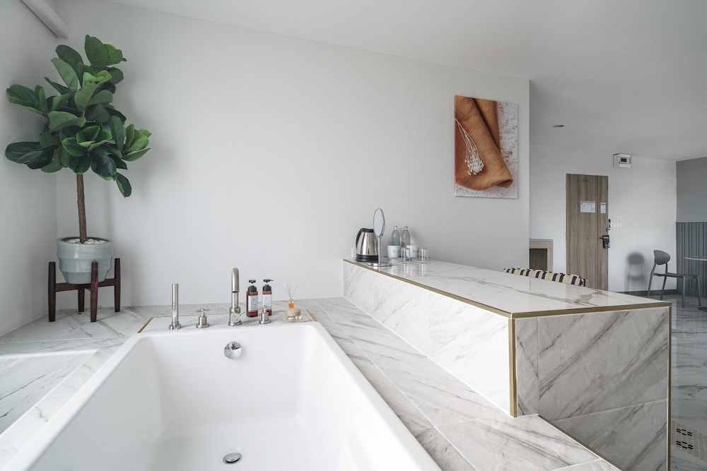 Honeymoon Suite - Photo 3