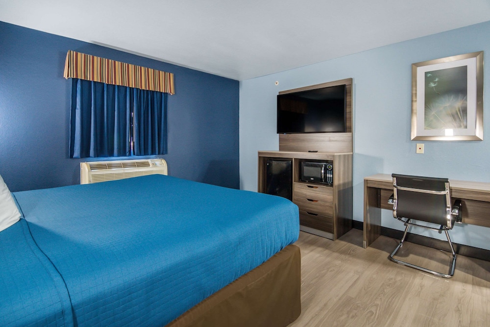 Room, 1 King Bed, Non Smoking photo 2