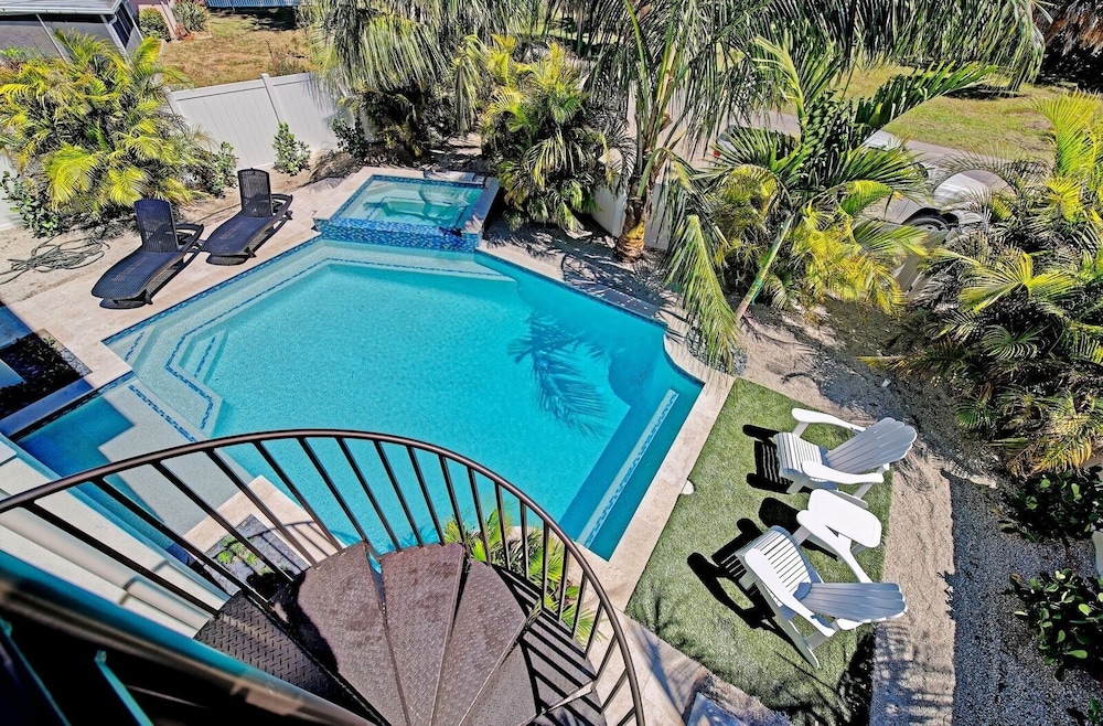 House, 5 Bedrooms photo 2