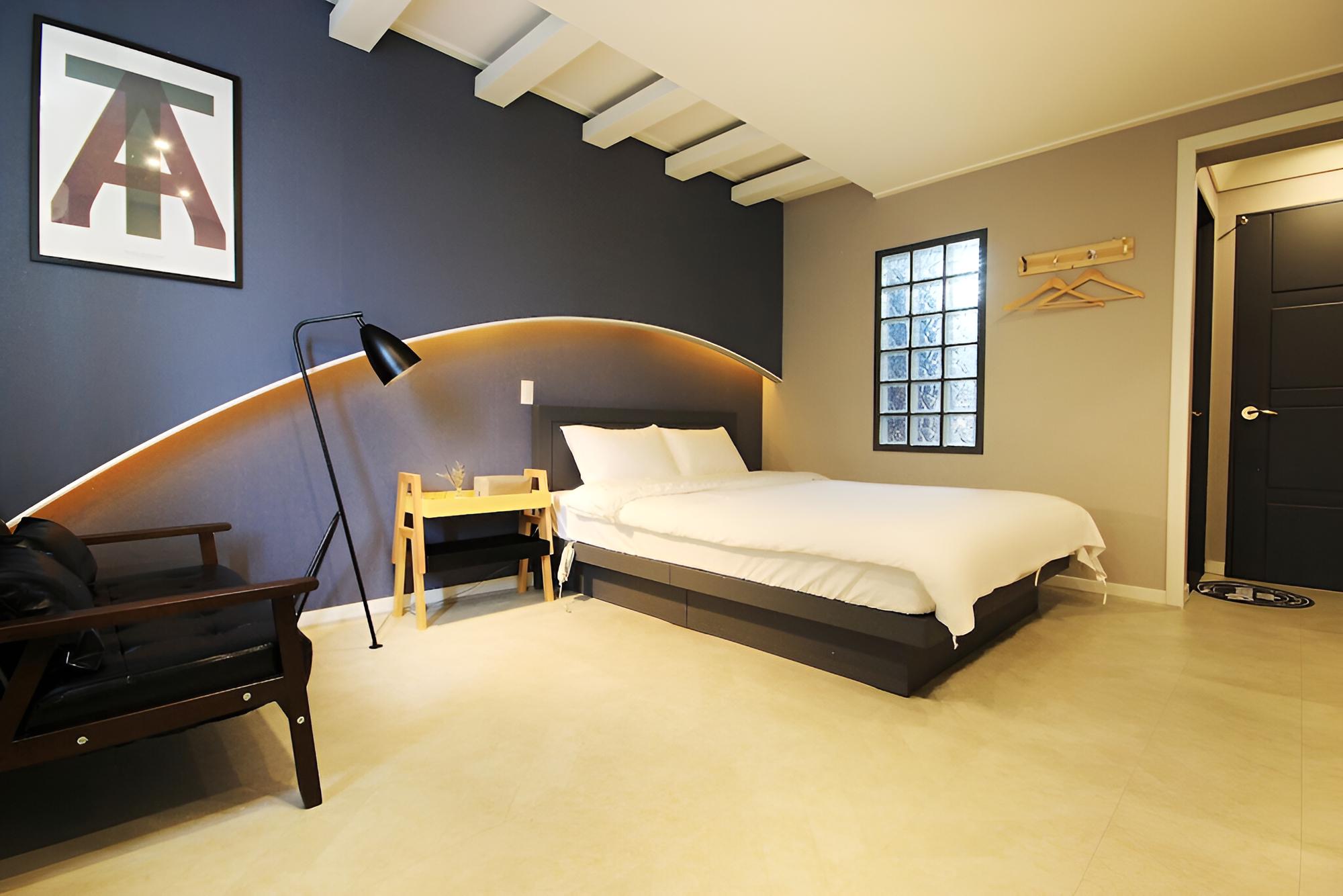 Room (Deluxe (Non-smoking Netflix available) - Photo 2