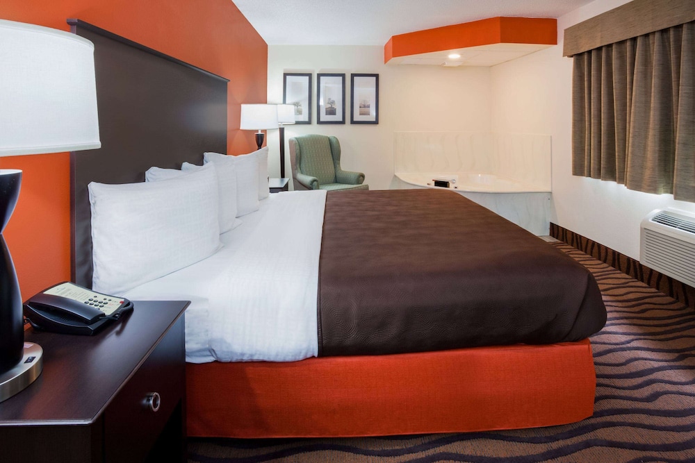Superior Suite, 1 King Bed, Non Smoking (Second Floor) photo 2
