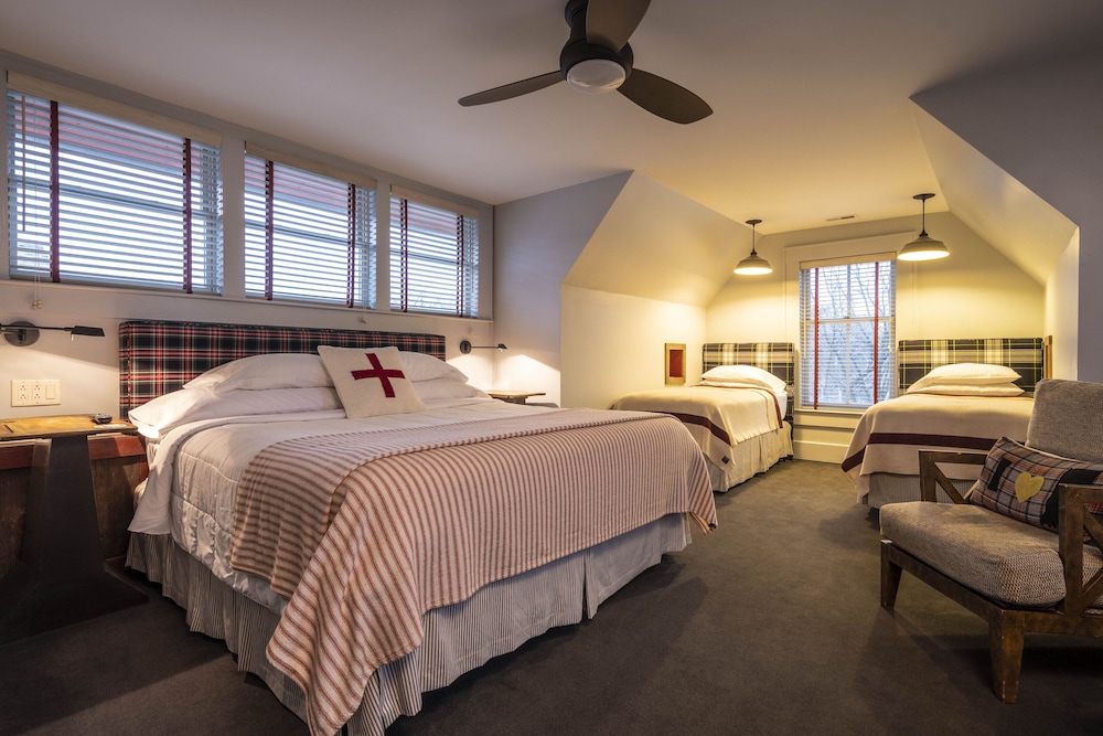 Family Room, 1 King Bed and 2 Twin Beds, River View (Room 05)