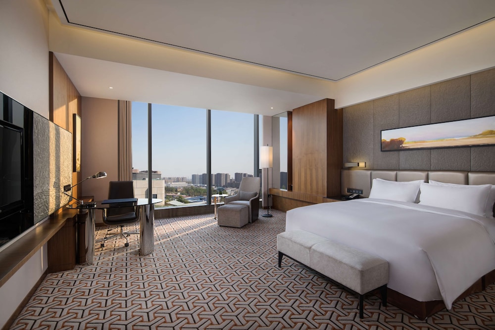Executive Suite - Photo 1