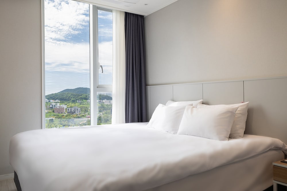 Standard King (City View) - Photo 3