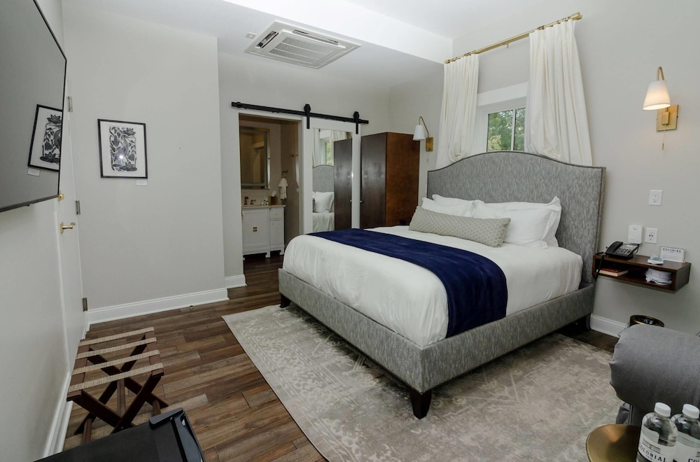 Standard Room, 1 King Bed, Non Smoking - Photo 1
