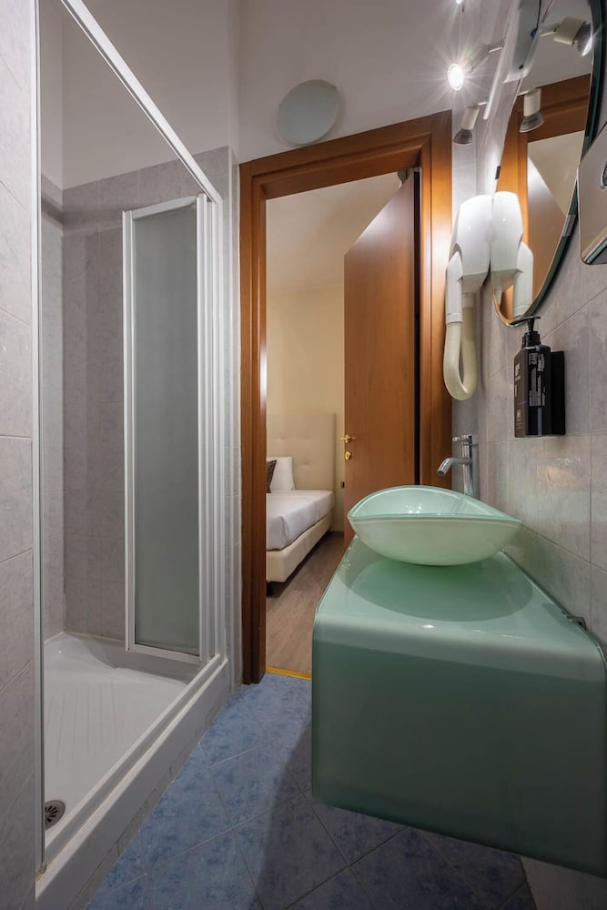 Standard Single Room - Photo 4
