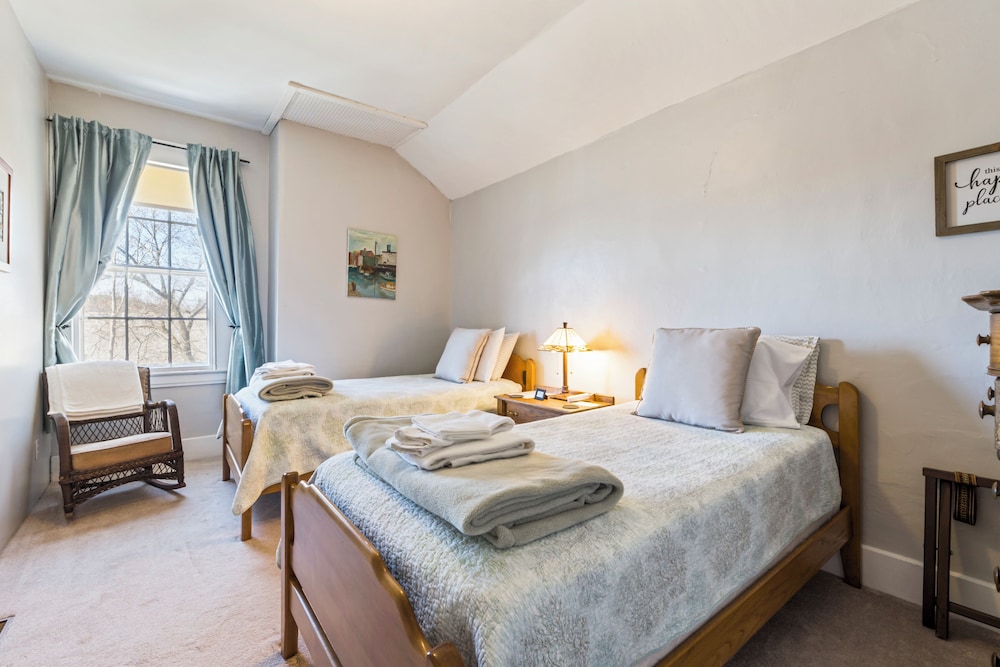 Basic Room, 2 Twin Beds, Non Smoking (Room 9, Third Floor) Shared Shower photo 1