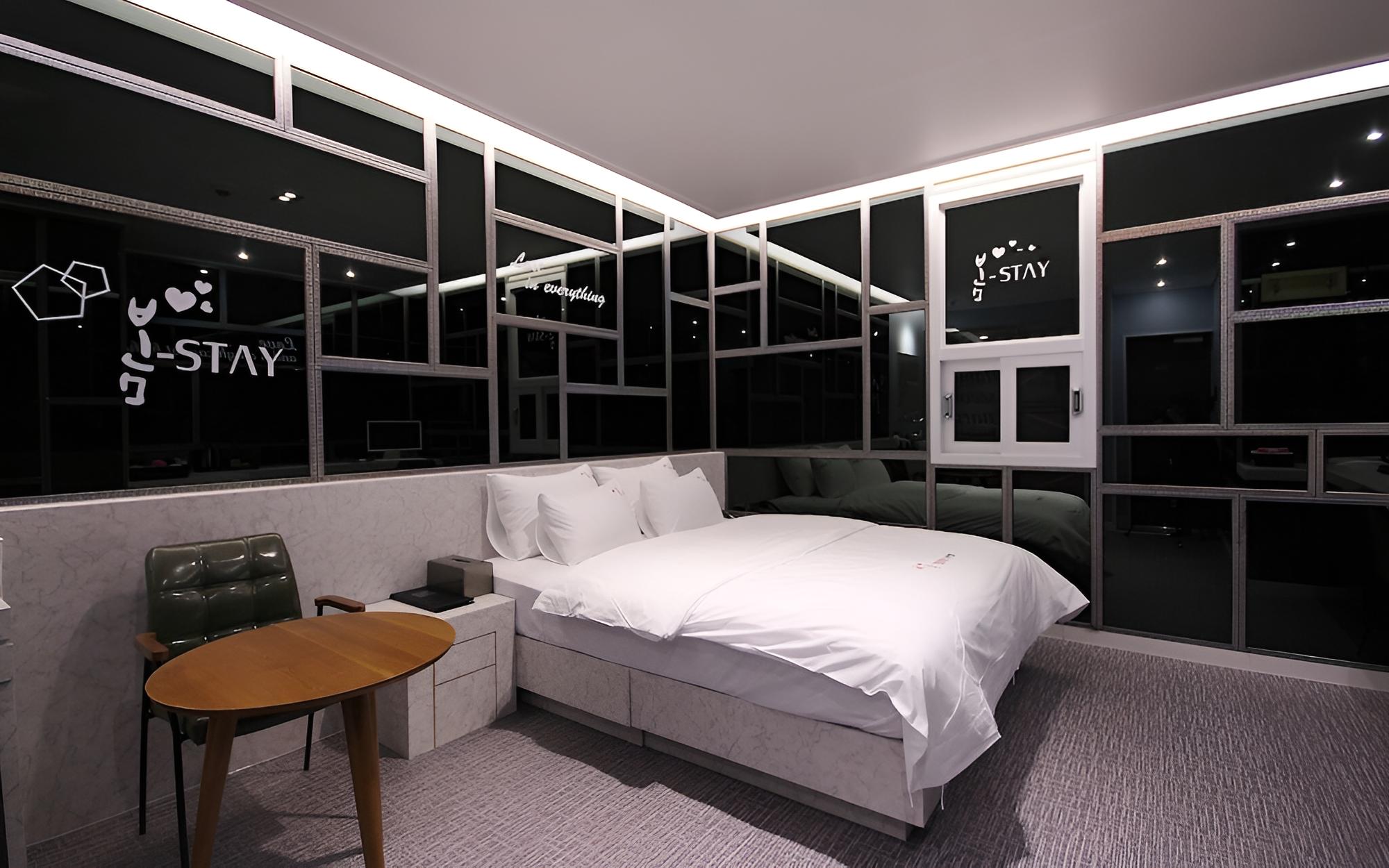 Room (Standard (1 vehicle per room)) - Photo 17