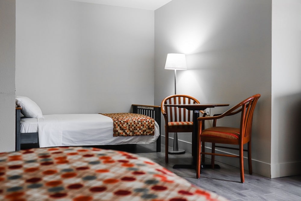 Upgraded, Room, 2 Queen Beds, Non Smoking - Photo 4