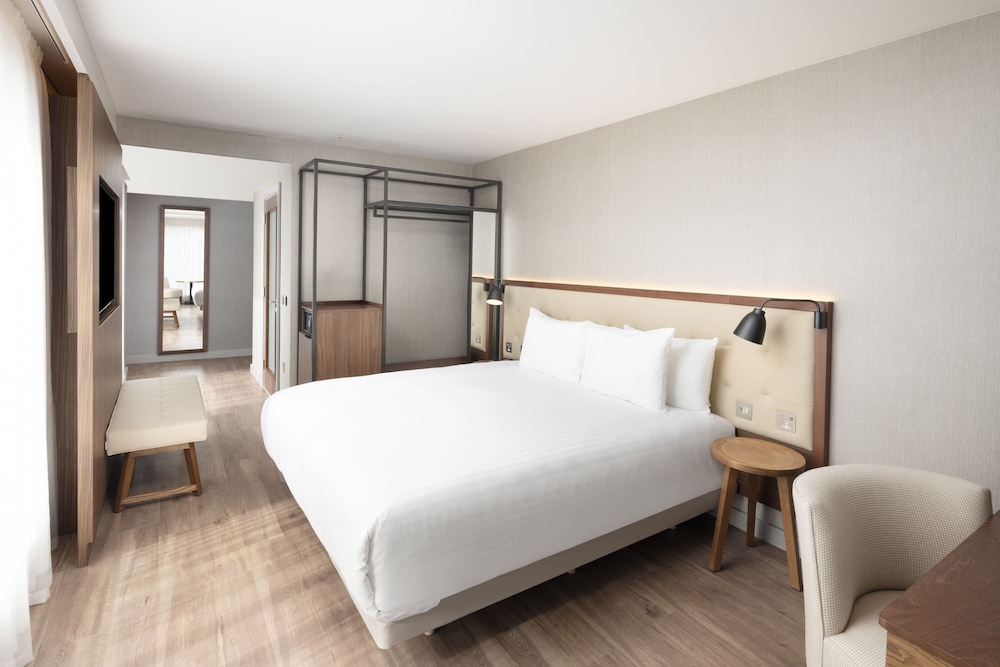 Superior Room, 1 King Bed, City View (Corner) - Photo 9