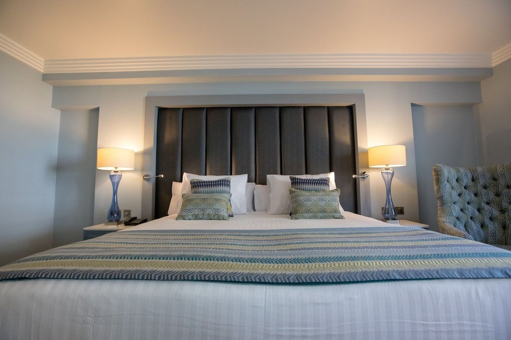 Deluxe Room, 1 King Bed with Sofa bed - Photo 1