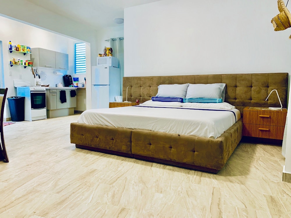VA 202 Executive Ocean View Suite / Kitchen / 1 King Size Bed, Ocean Front Property