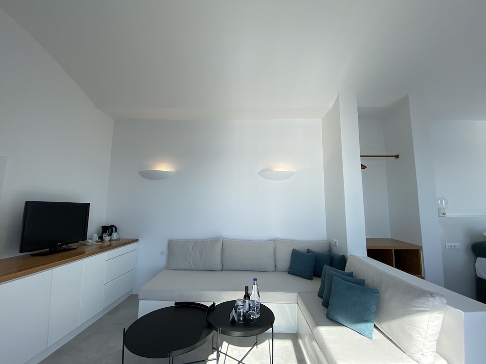 Executive Suite - Photo 2