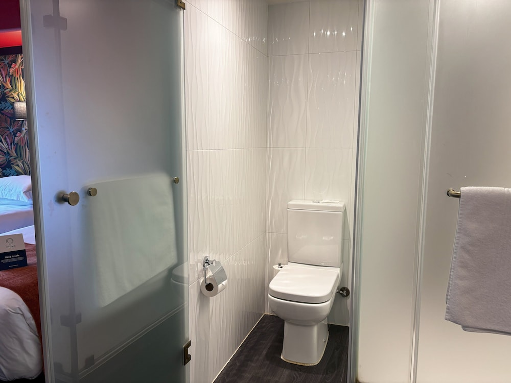 Standard Room (Queen) - Photo 11