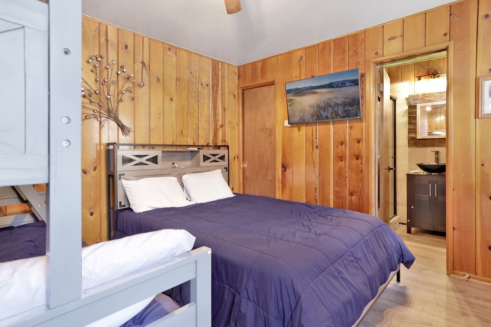 Cabin, Multiple Beds, Patio, Mountain View (109) photo 2