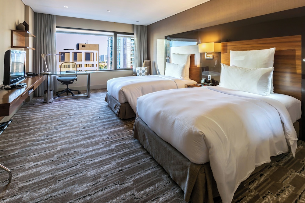 Hilton, Executive Twin Room, 2 Double Beds, Business Lounge Access