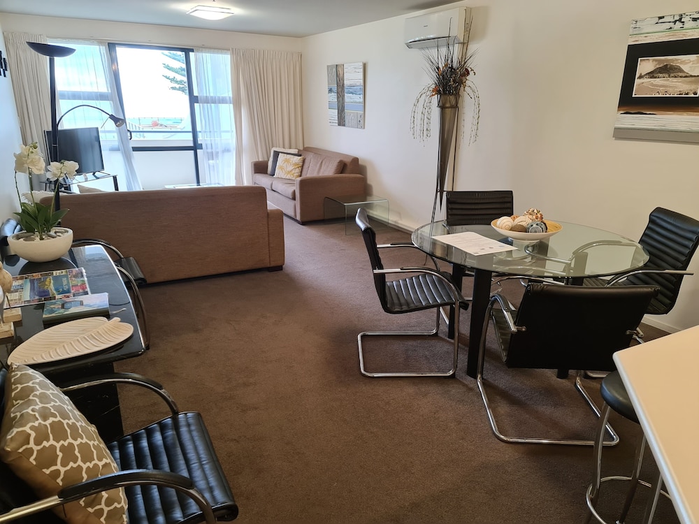 1 Bedroom Honeymoon Spa Suite photo 3