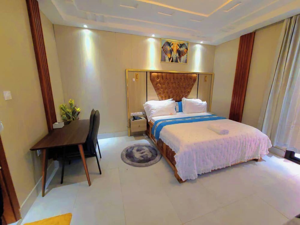 Suite, City View
