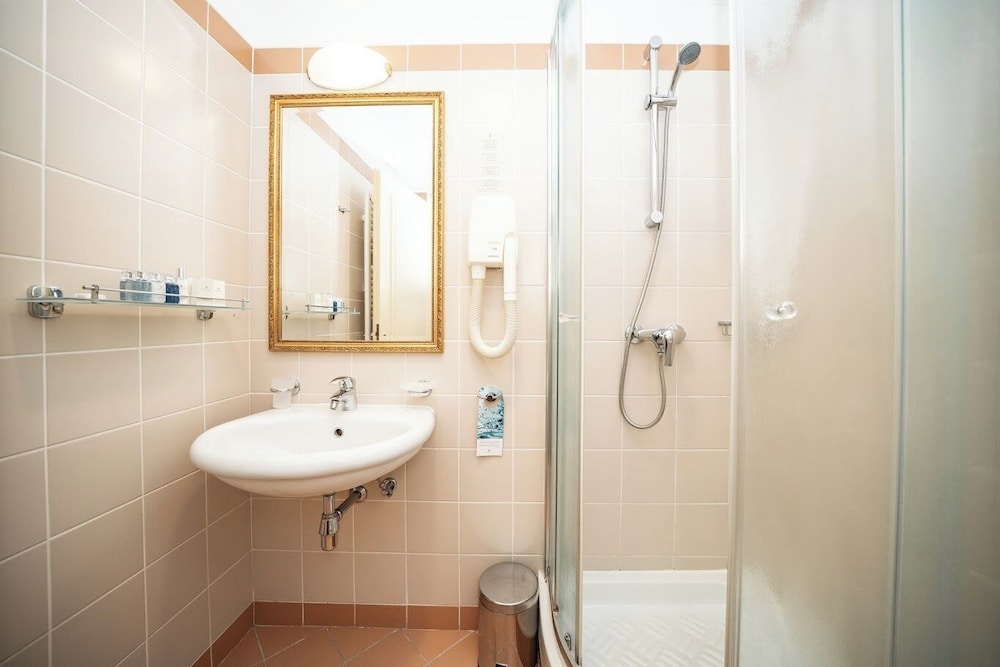 Standard Double or Twin Room, Balcony, Sea View - Photo 5