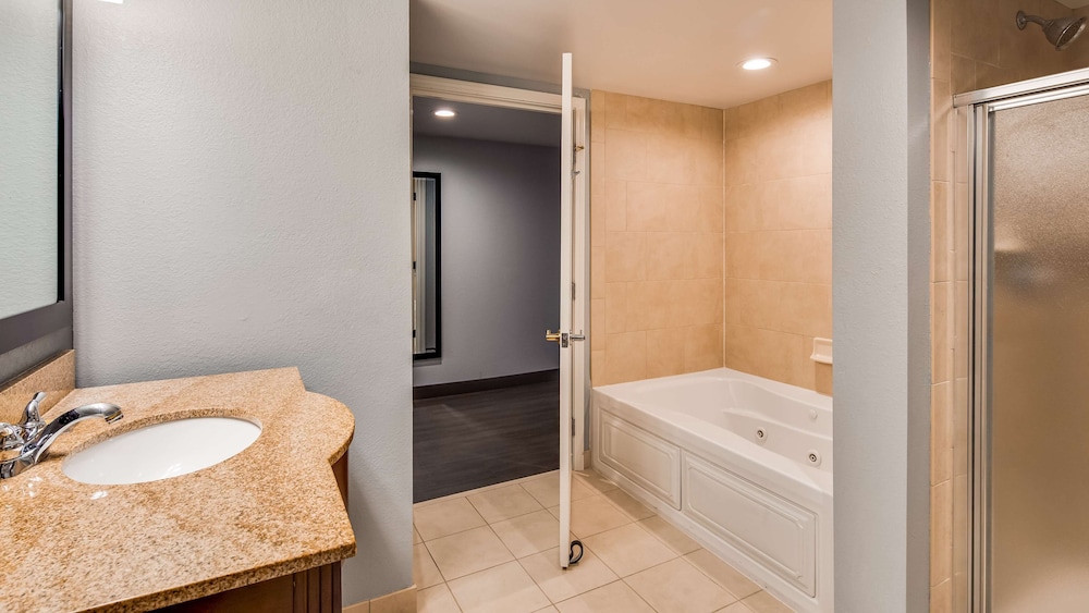 Suite, 1 King Bed, Non Smoking, Jetted Tub (with Sofabed) - Photo 4