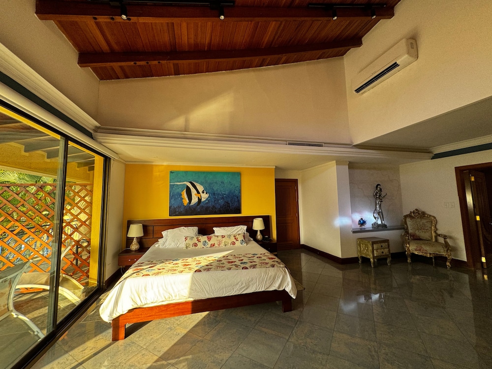 Exclusive Suite, 1 King Bed, Beach View, Beachfront photo 2