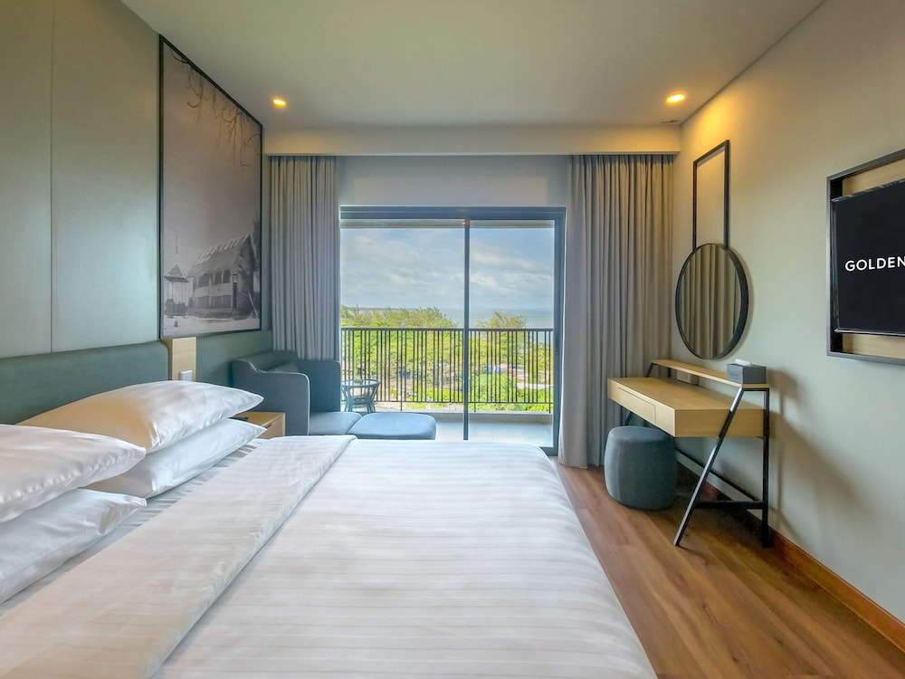 Deluxe Room, 1 Queen Bed, Balcony photo 2