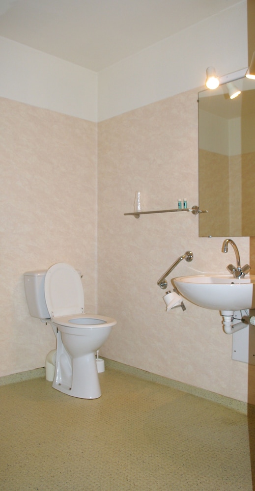 Standard Double Room, Accessible photo 3
