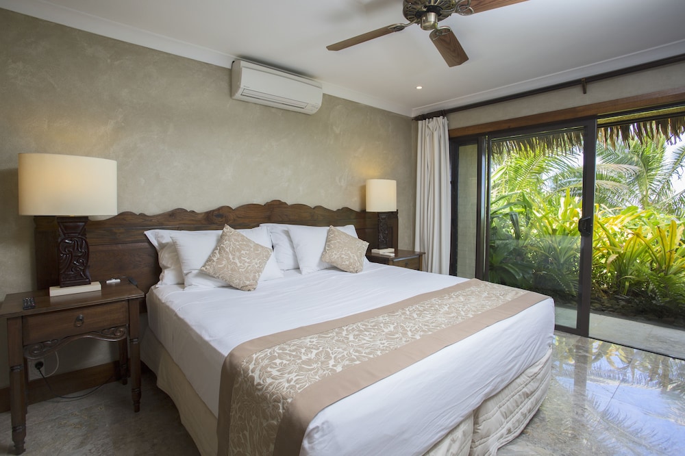Ultimate Beachfront Villa (3 Bedroom) photo 3